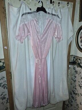 Vintage Paramount Pink Nylon Peignoie Robe Size Medium (1970's-1980's)
